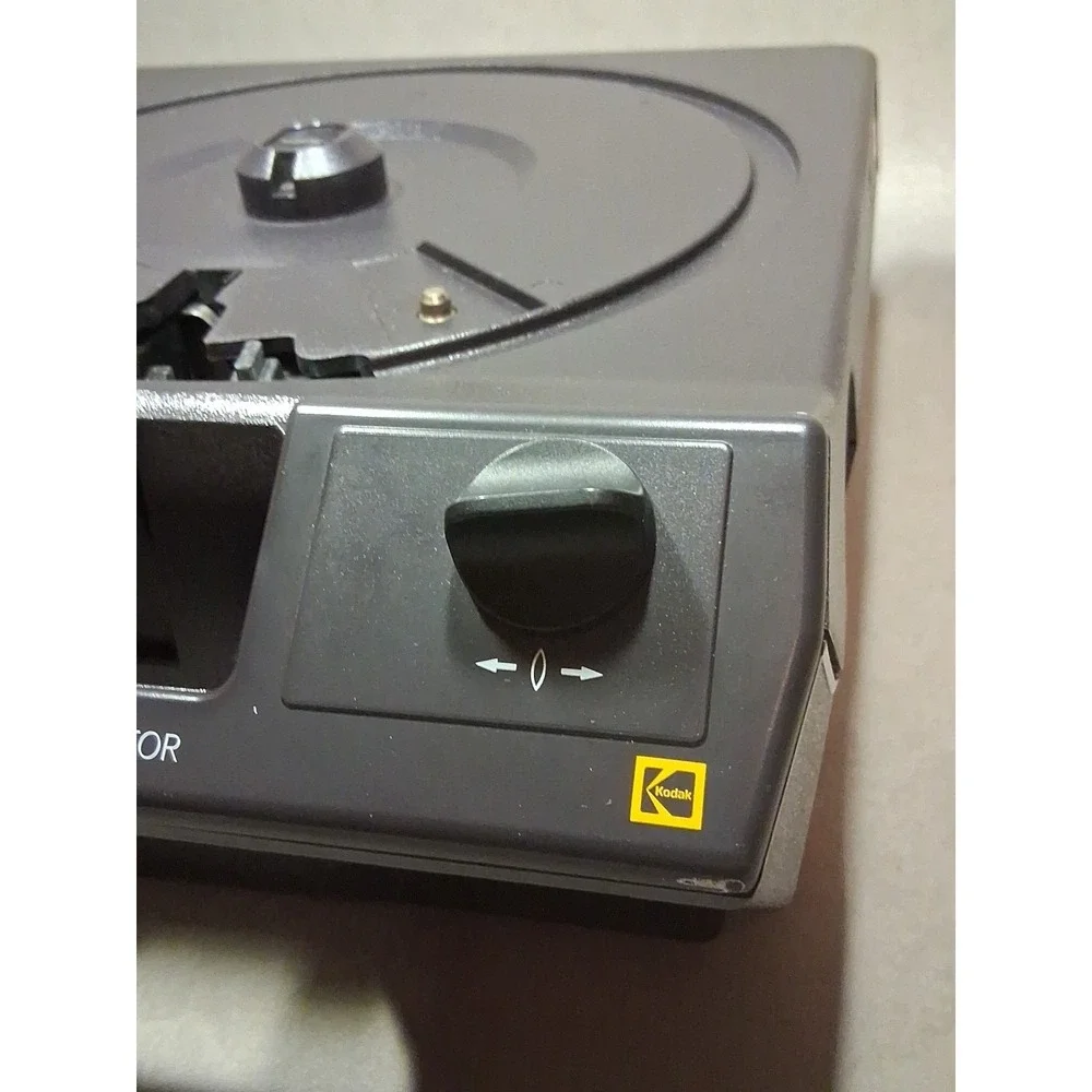 Kodak Carousel 4400 Slide Projector With Boxes, Remote, Ex Bulb, Manual. Nice